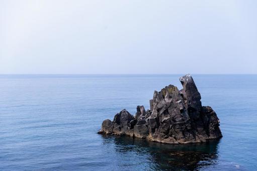 大きな奇岩のある海辺 大きな奇岩のある海辺 岩場,岩礁,海辺の写真素材