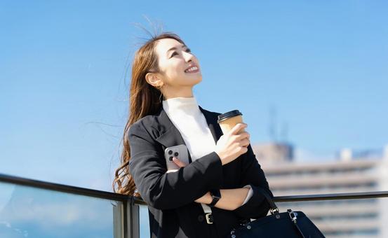 遠くを見つめる女性・ビジネスウーマン 女性,スマホ,スマートフォンの写真素材