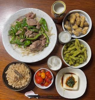 ご飯と豚肉とピーマンの炒め物などの夕食 ご飯と豚肉とピーマンの炒め物などの夕食 夕食,ご飯,七分突きの写真素材