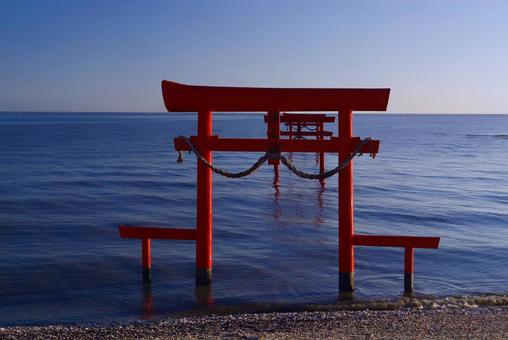 満潮を向える海中鳥居の写真
