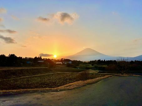 ご利益　夕焼けと富士山のシルエット① 風景,自然,朝焼けの写真素材