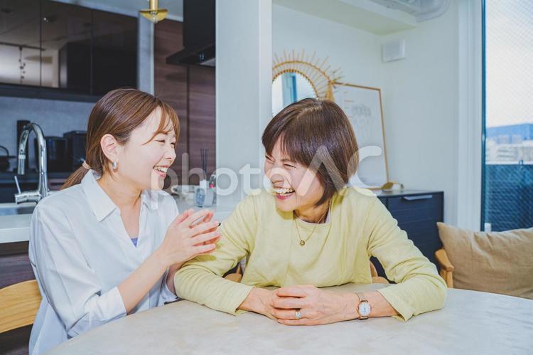 楽しく笑顔で会話する母と娘 女性,日本人,笑顔の写真素材