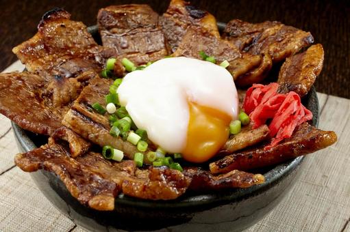 ボリューム満点の豚丼 温泉卵のせ ボリューム満点の豚丼 温泉卵のせの写真