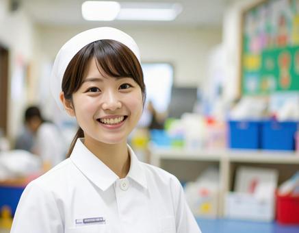 白衣の女性の写真