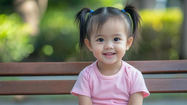 ベンチに座る幼い女の子2 ベンチに座る幼い女の子2の写真