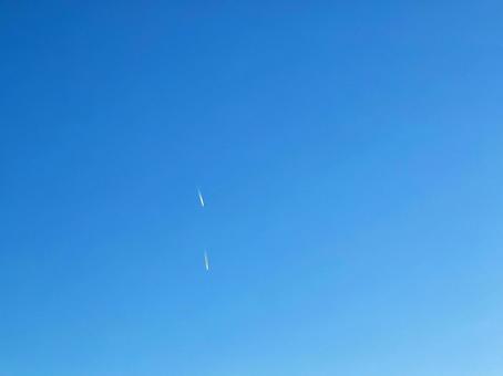 青空と2機の飛行機雲 青空と2機の飛行機雲の写真