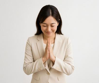合掌して礼をする誠実なビジネス女性 合掌して礼をする誠実なビジネス女性の写真