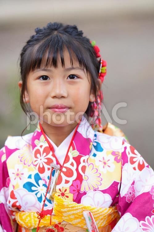 おすまし顔の女の子 七五三,お参り,七五三参りの写真素材