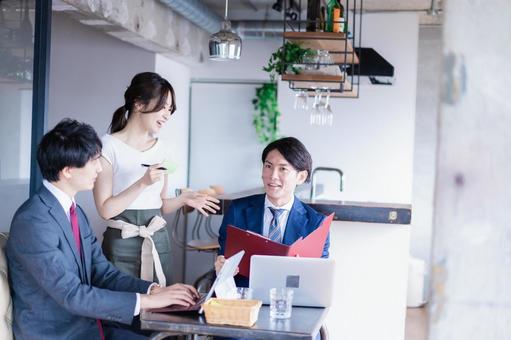 ライフスタイル 笑顔,メモ,カフェの写真素材