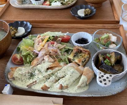 Basil cream sauce served with chicken, JPG Basil cream sauce served with chicken, JPG