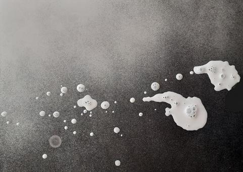 グレーのむらのある紙の上のこぼれた白墨 紙,白墨,インクの写真素材