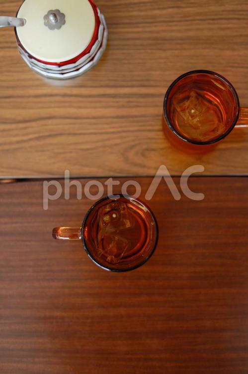 カフェで出されたお水とテーブル上の砂糖 カフェ,cafe,おしゃれの写真素材