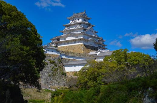 そびえる姫路城の天守閣 そびえる姫路城の天守閣の写真