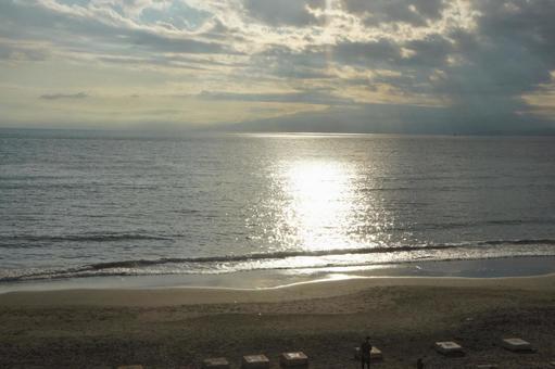砂浜と日の光 砂浜と日の光 海,反射,穏やかの写真素材