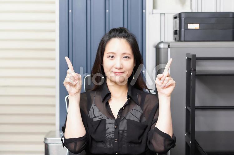 ポイントを指差しする女性 ポイント,女性,ビジネスの写真素材
