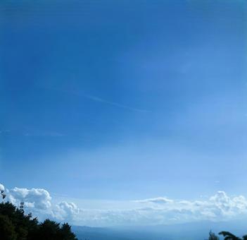 快晴の青空と白い雲が広がる山の風景 快晴の青空と白い雲が広がる山の風景 青空,白い雲,山風景の写真素材