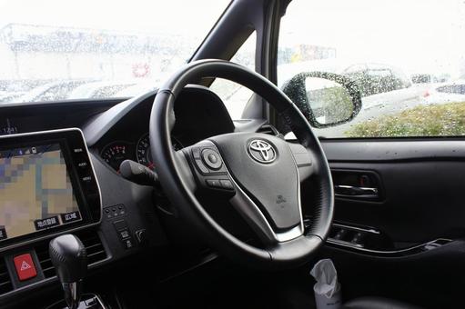 雨の日の運転席とハンドル 雨の日の運転席とハンドル 雨,雨の日,車の写真素材