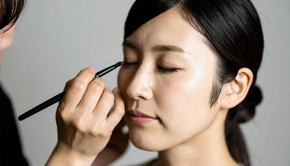 メイクアップアーティストによるメイクの写真