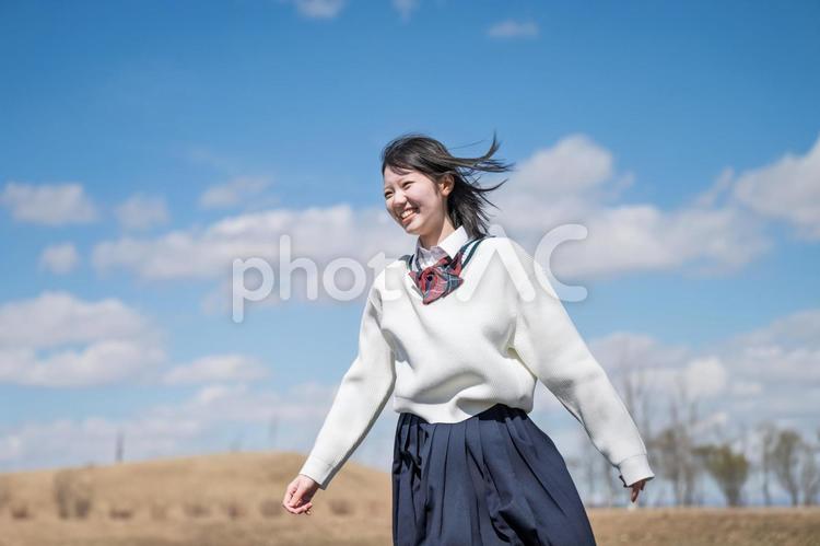 青空と走る学生 感動,女子学生,制服の写真素材