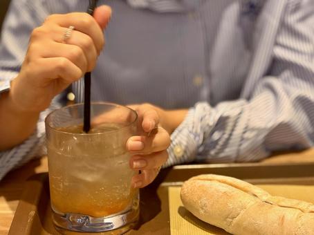 パンとドリンクと女性、カフェでの日常 パンとドリンクと女性、カフェでの日常 パン,食事,軽食の写真素材
