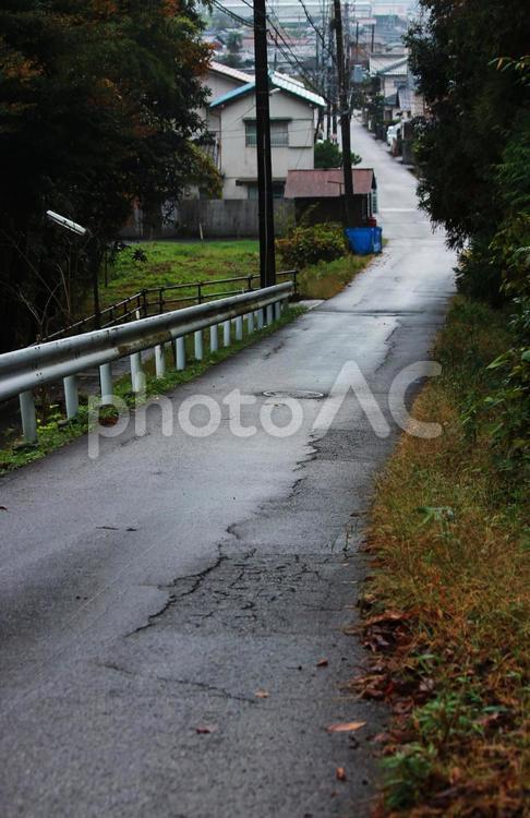 雨で濡れた坂道と町の様子です 町並み,坂道,一本道の写真素材