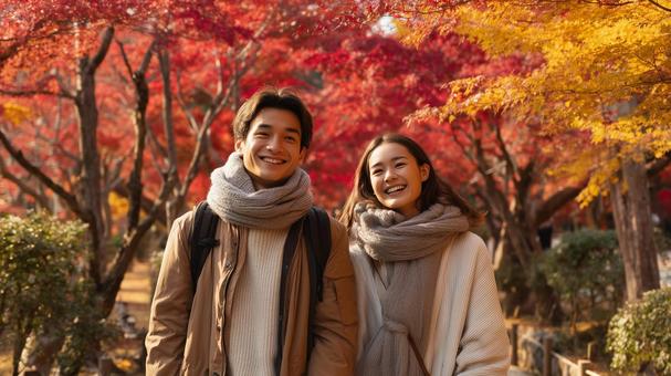 紅葉デートを楽しむカップル 紅葉デートを楽しむカップルの写真