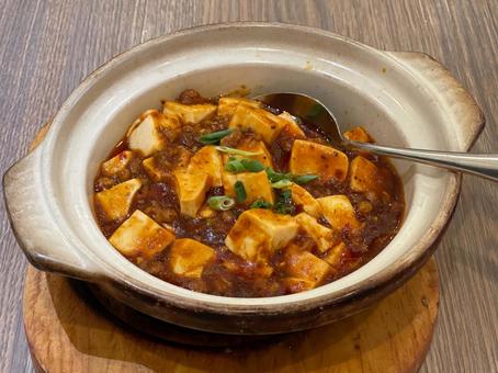 土鍋に盛られた茶色い麻婆豆腐 土鍋に盛られた茶色い麻婆豆腐 麻婆豆腐,麻婆,マーボーの写真素材