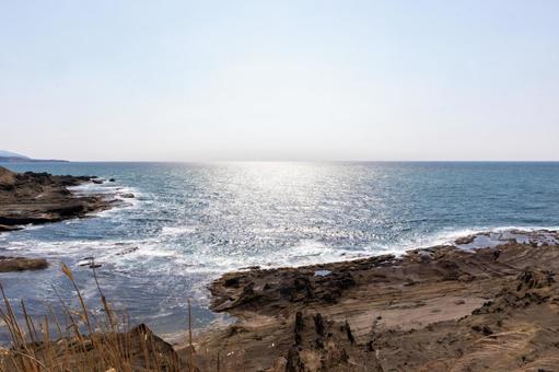 岩礁と海に輝く太陽 岩礁と海に輝く太陽 太陽,反射,荒波の写真素材