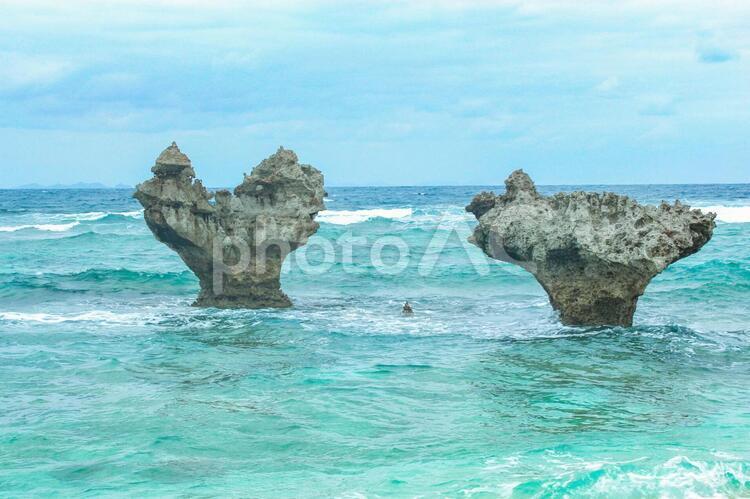 ティーヌ浜のハートロック 青い海,海,沖縄の写真素材