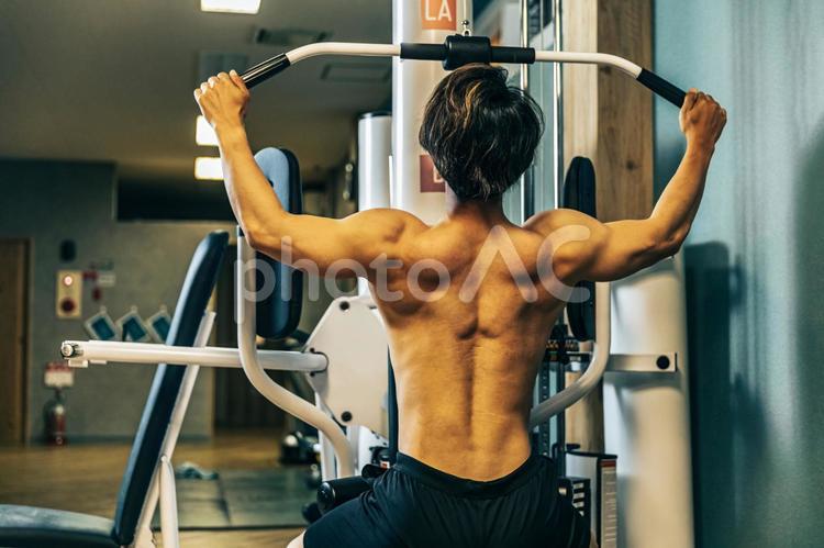 スポーツジムで背中を鍛える男性 背筋,筋トレ,男性の写真素材
