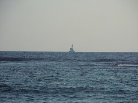 ハワイの海と遠くに見えるヨット ハワイの海と遠くに見えるヨット ヨット,海,水平線の写真素材