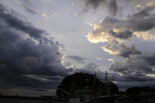 仁科港の向こうに見える漁船 静岡県,日本,波の写真素材
