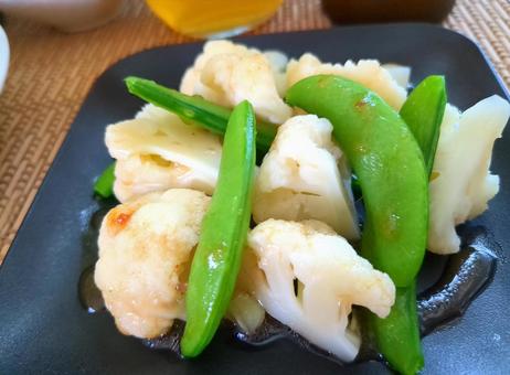 スナップエンドウとカリフラワーのサラダ スナップエンドウとカリフラワーのサラダ カリフラワー,スナップエンドウ,サラダの写真素材