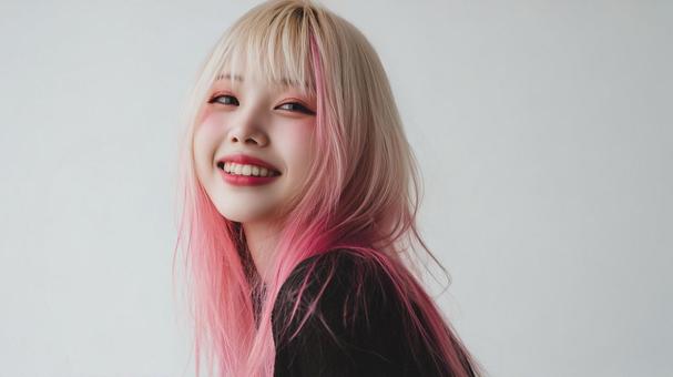 金とピンクの髪色の女の子の写真