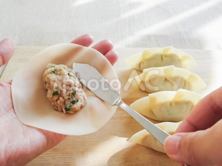 バターナイフで餃子のタネをのせる 餃子,作り方,作るの写真素材