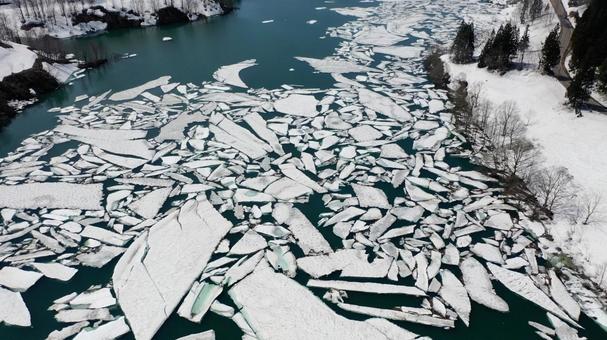 新潟の流氷 魚沼の春　破間川ダム 雪流れ 雪流れ,破間川ダム,魚沼の写真素材