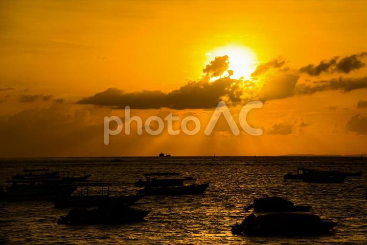 夕日と海 夕日,船,海の写真素材