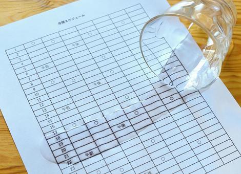 書類に水 書類に水の写真