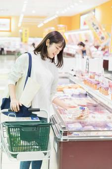 スーパーで買物をする若い女性 スーパーで買物をする若い女性 スーパー,女性,日本人の写真素材