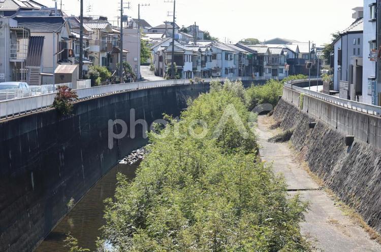 川と住宅街 町並み,川,住宅の写真素材