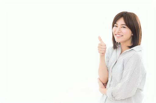 若い女性 サムズアップ 若い女性 サムズアップの写真