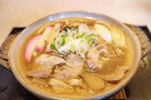 具だくさんで美味しい鍋焼き味噌煮込み饂飩 味噌煮込みうどん,鍋焼きうどん,食事の写真素材