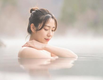 温泉に浸かる女性 温泉に浸かる女性の写真