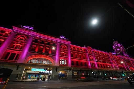メルボルン駅舎ライトアップ メルボルン駅舎ライトアップ フリンダースストリート駅,ライトアップ,駅舎の写真素材