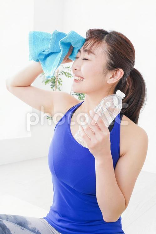 水分を摂取するスポーツウェアの女性 白背景,ウェア,水分の写真素材
