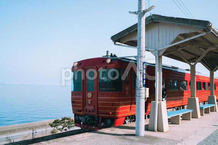 下灘駅での出会い 愛媛県,愛媛,下灘駅の写真素材