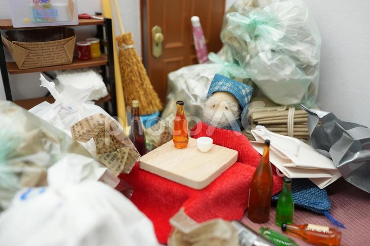 ゴミ屋敷に住むおじいさん ゴミ屋敷,汚部屋,高齢者の写真素材