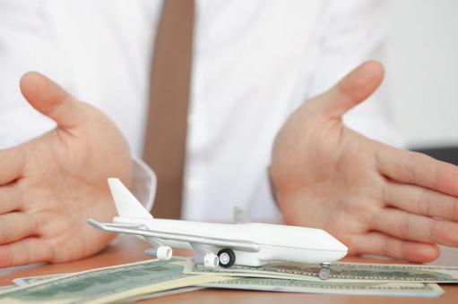 飛行機の模型を紹介する男性 事務職,接客業,仕事の写真素材