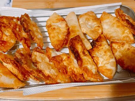 揚げ餃子 揚げ餃子,揚げワンタン,餃子の写真素材