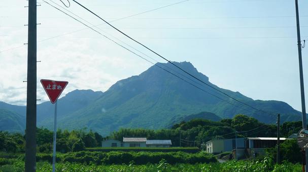 山と電柱 山と電柱の写真